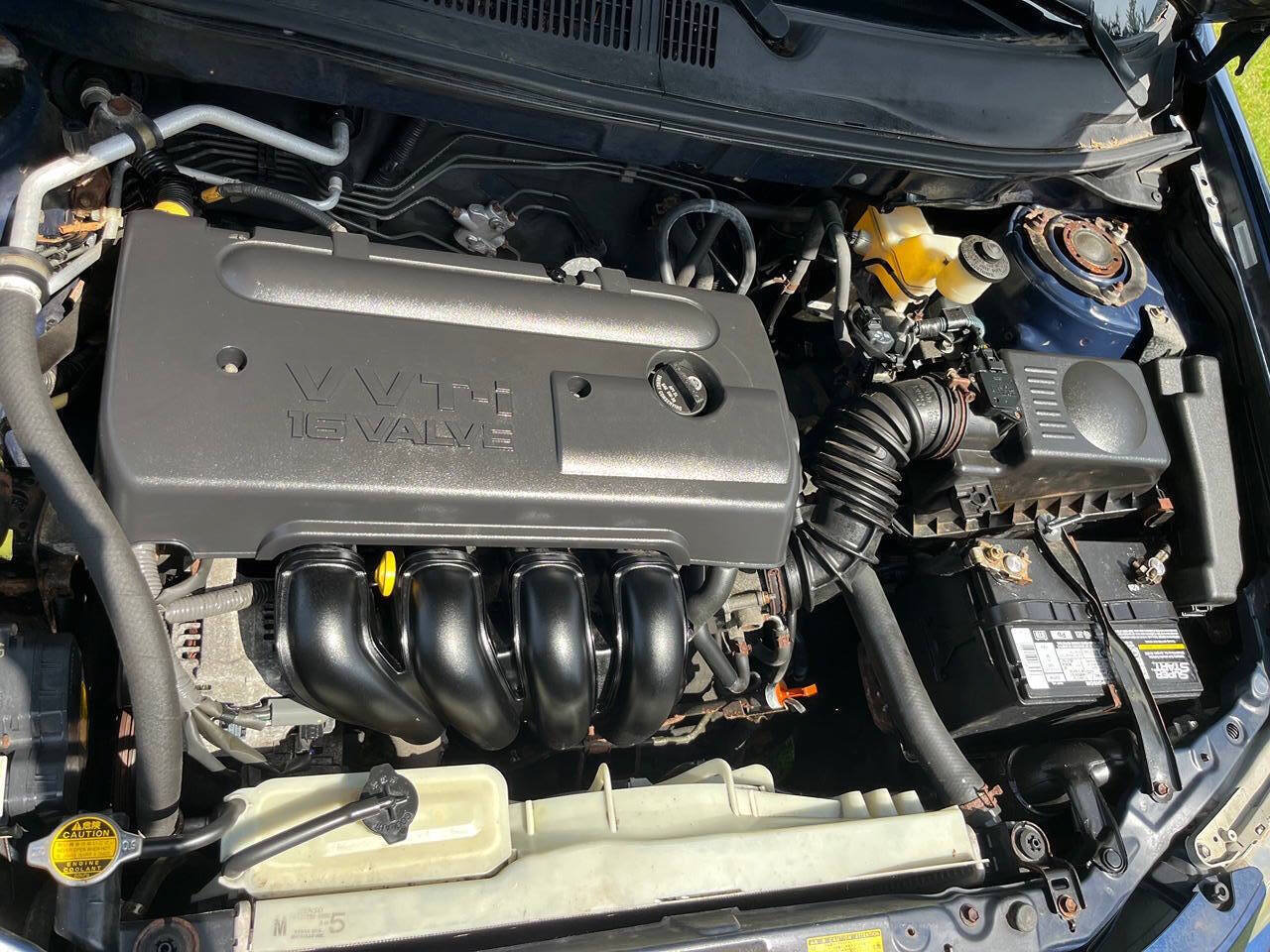 Used 2006 Pontiac Vibe w/ Sun And Sound Package FWD image 3