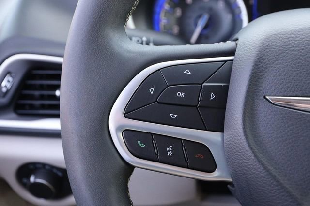 Used 2023 Chrysler Voyager LX image 13