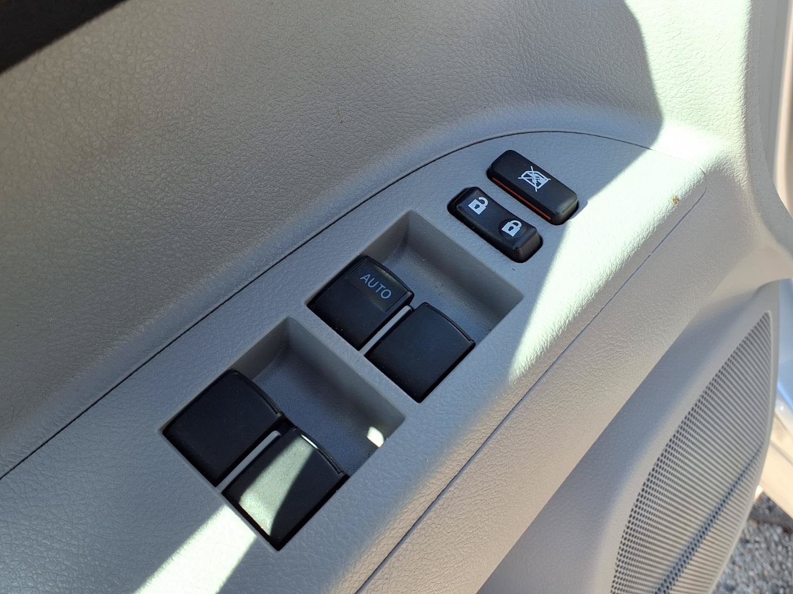 Used 2013 Toyota Highlander FWD w/ Cold Weather Pkg image 14