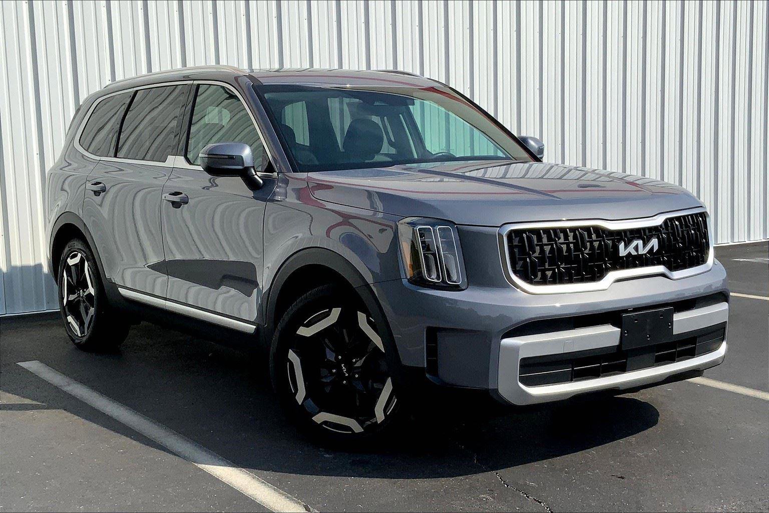 Used 2024 Kia Telluride EX w/ EX Captain's Chair Package image 2
