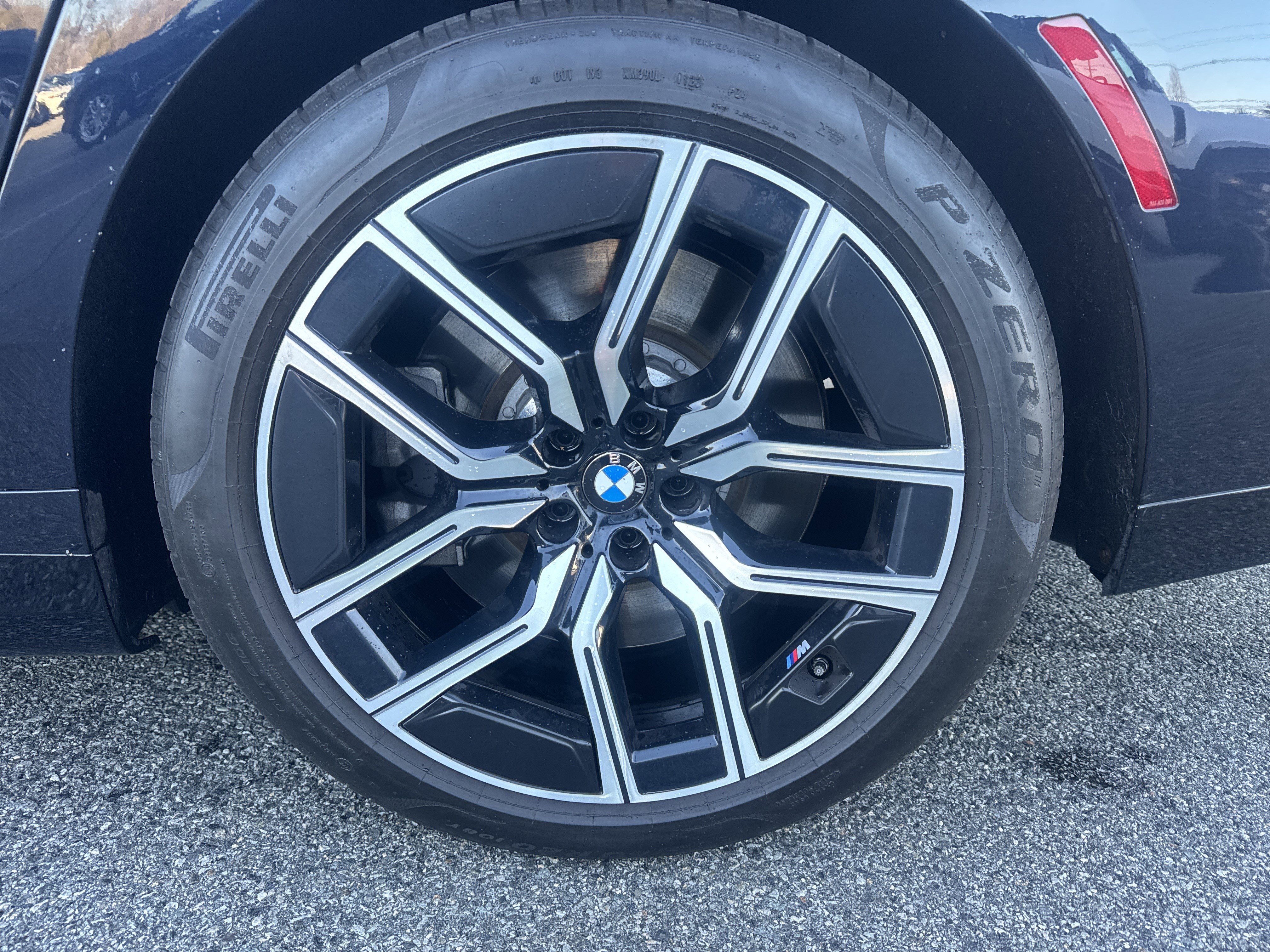 Used 2023 BMW 760i xDrive image 32