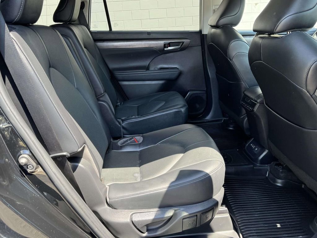 Used 2023 Toyota Highlander Limited FWD image 15