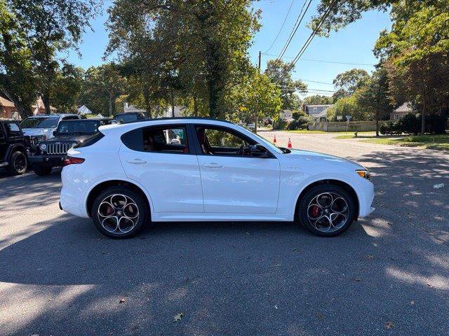 Used 2023 Alfa Romeo Stelvio Veloce AWD/4WD image 13