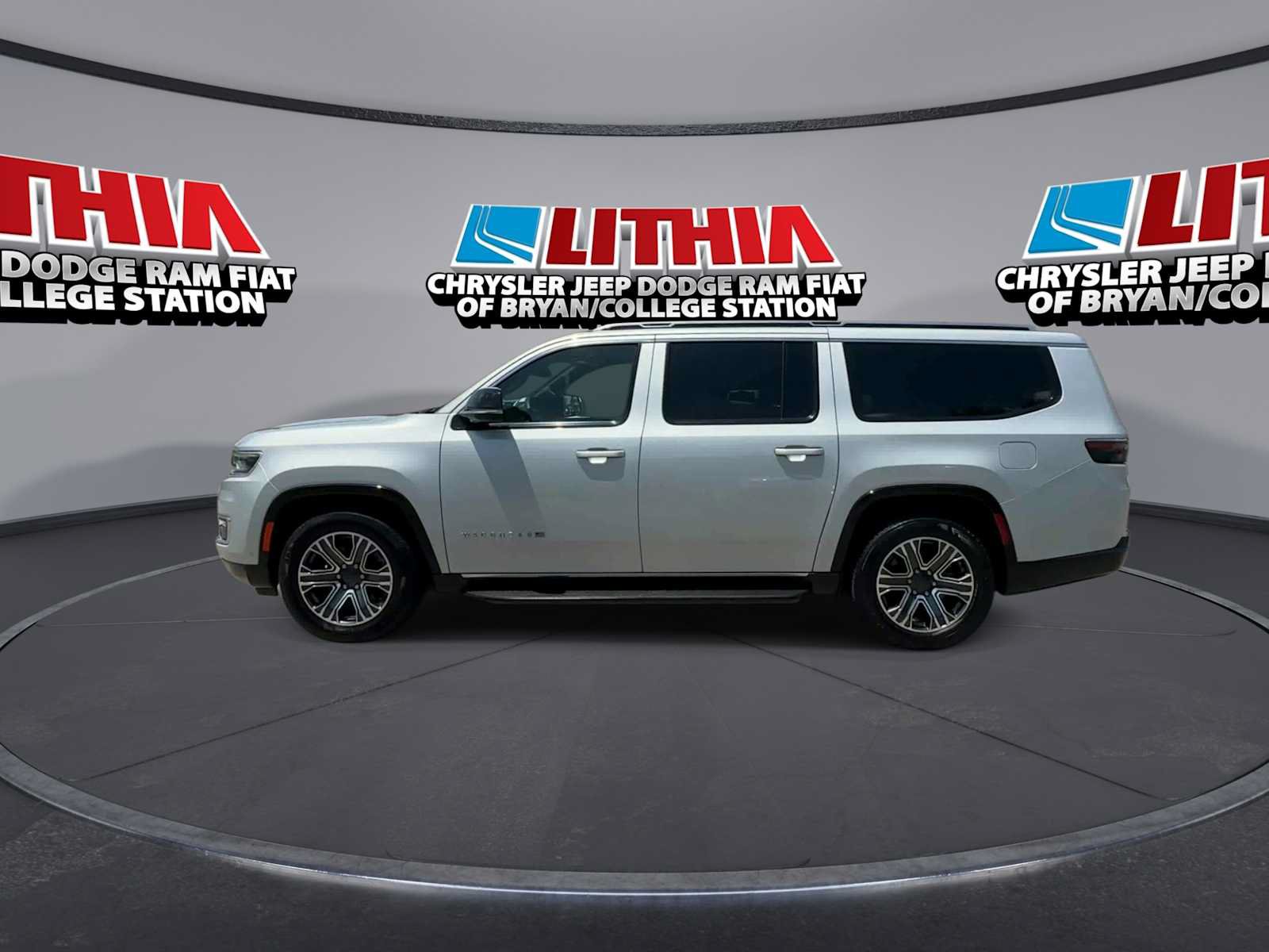 Used 2023 Jeep Wagoneer L Series II AWD/4WD image 5