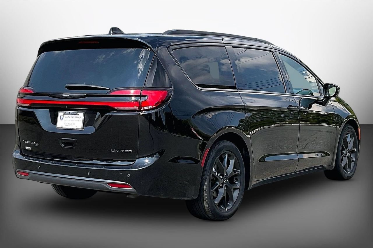 Used 2025 Chrysler Pacifica Limited FWD image 8