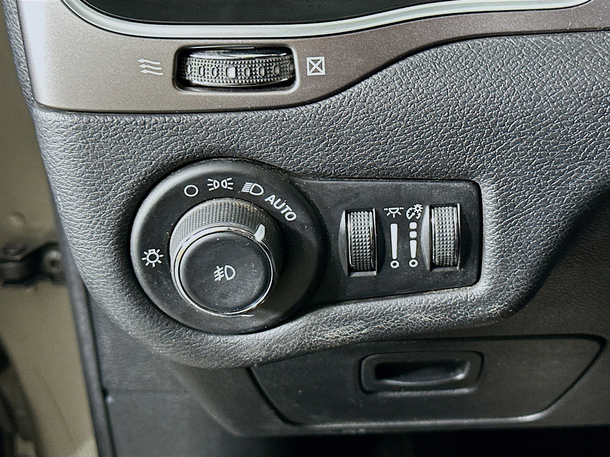 Used 2020 Jeep Cherokee Latitude Plus FWD image 16