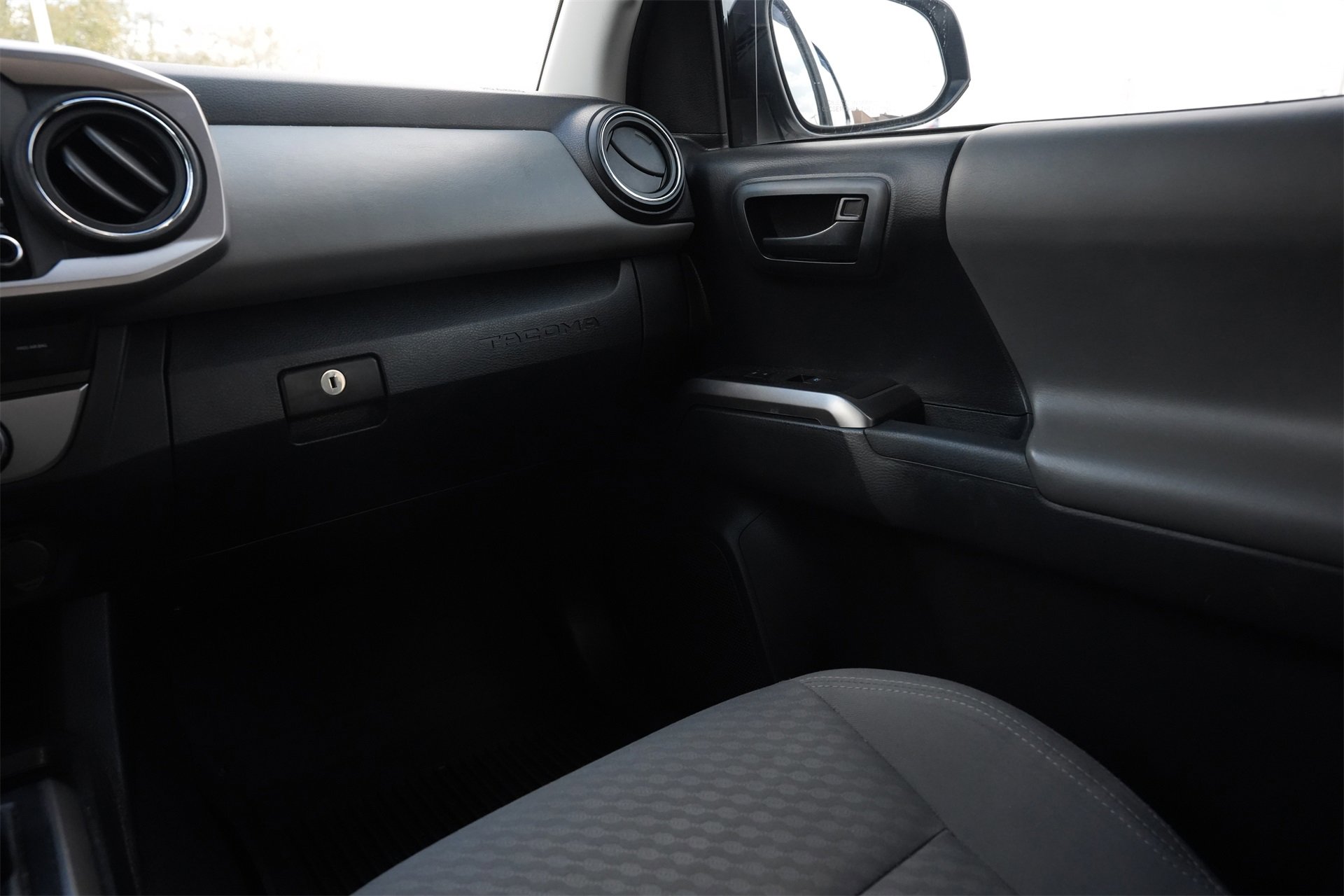 Used 2022 Toyota Tacoma SR5 w/ Technology Package image 8