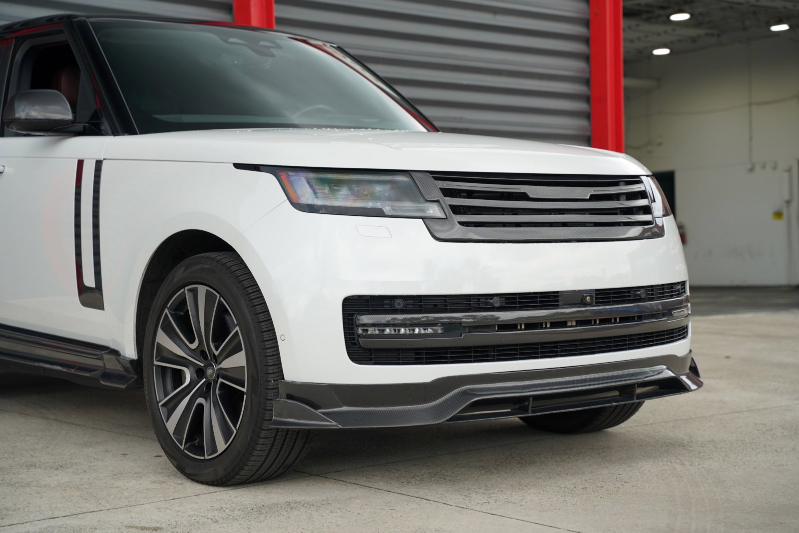 Used 2025 Land Rover Range Rover SE AWD/4WD image 3