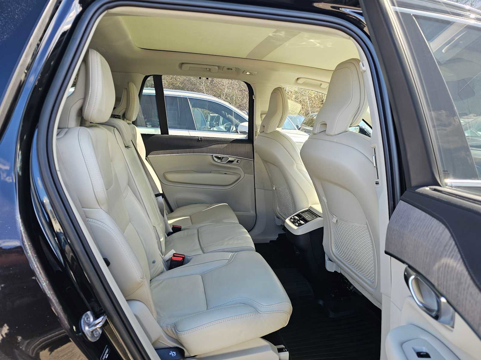 Certified 2023 Volvo XC90 B6 Ultimate w/ Protection Package Premier image 13