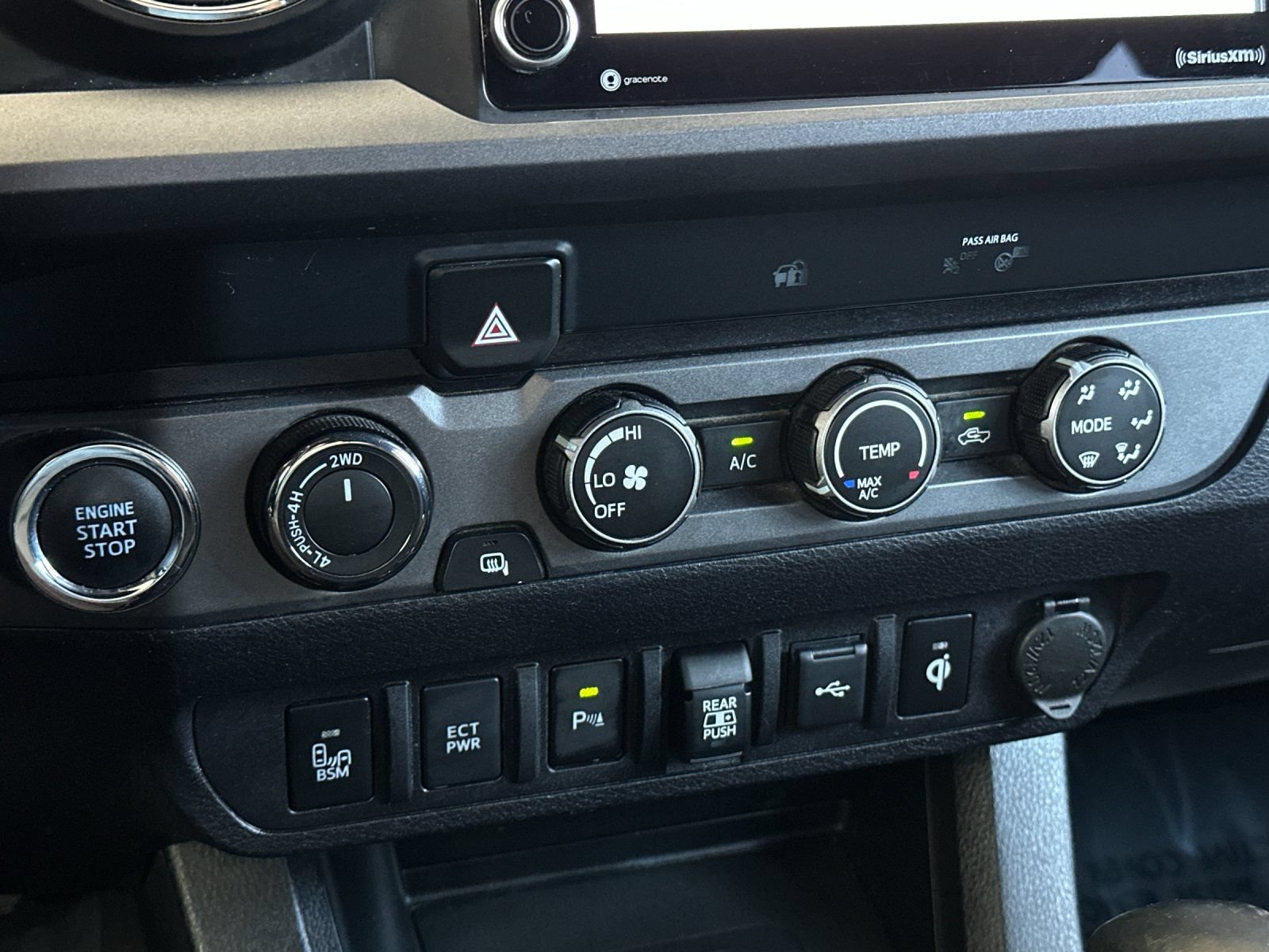 Used 2020 Toyota Tacoma TRD Off-Road w/ Technology Package AWD/4WD image 17