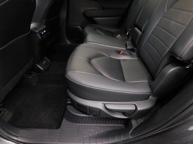 Used 2025 Toyota Highlander XLE image 28