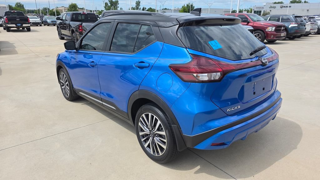 Used 2023 Nissan Kicks SR w/ SR Premium Package FWD image 3