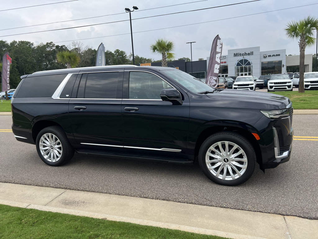 Used 2023 Cadillac Escalade ESV Luxury AWD/4WD image 4