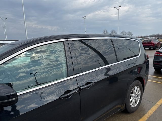 Used 2024 Chrysler Pacifica Touring-L image 31