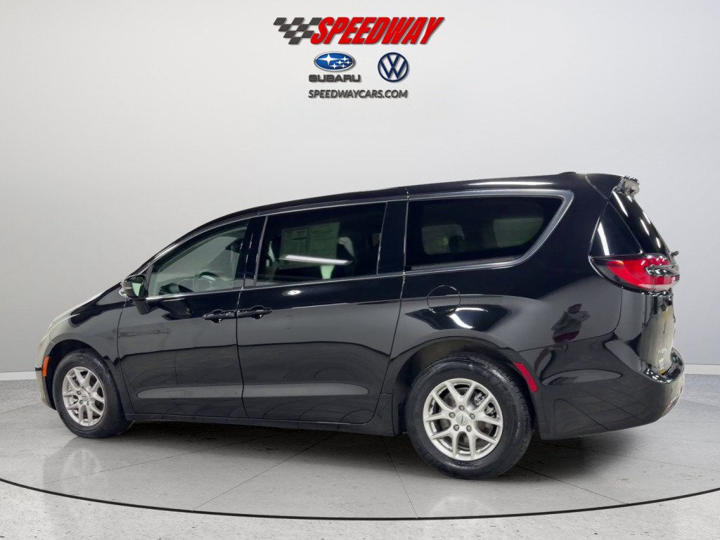 Used 2024 Chrysler Pacifica Touring-L FWD image 9