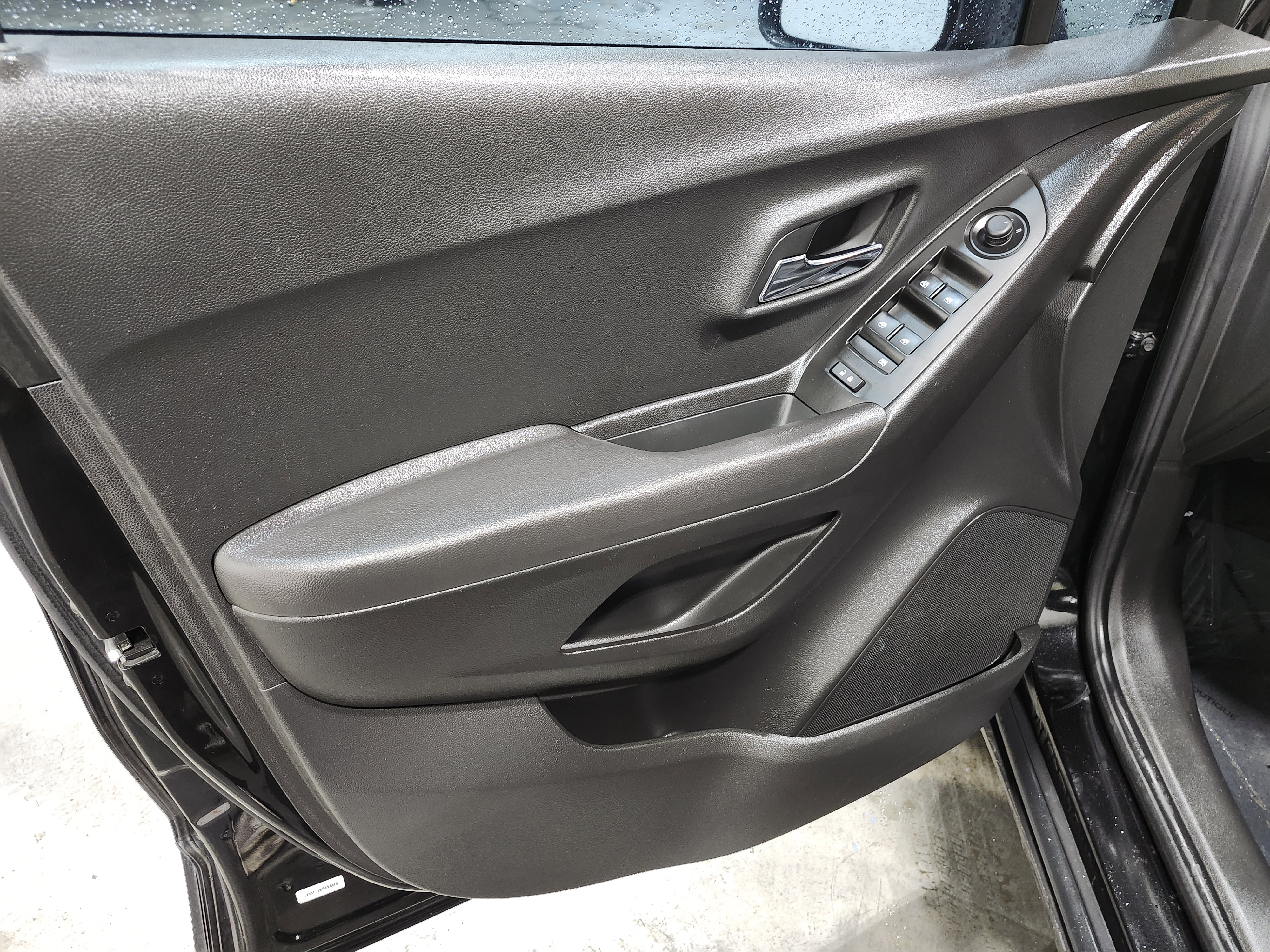 Used 2020 Chevrolet Trax LT w/ LT Convenience Package image 26