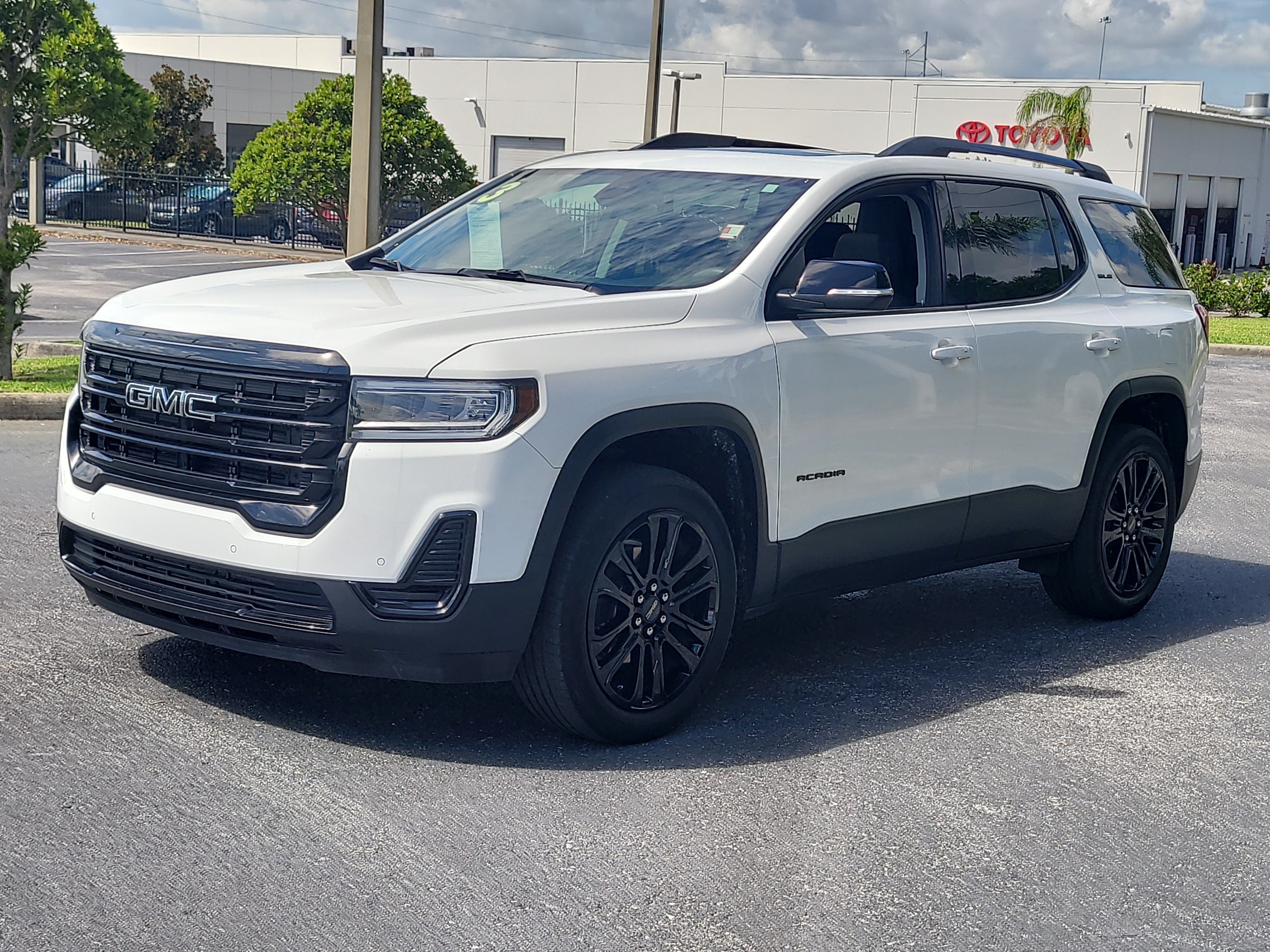 Used 2023 GMC Acadia SLE w/ Driver Convenience Package FWD image 3