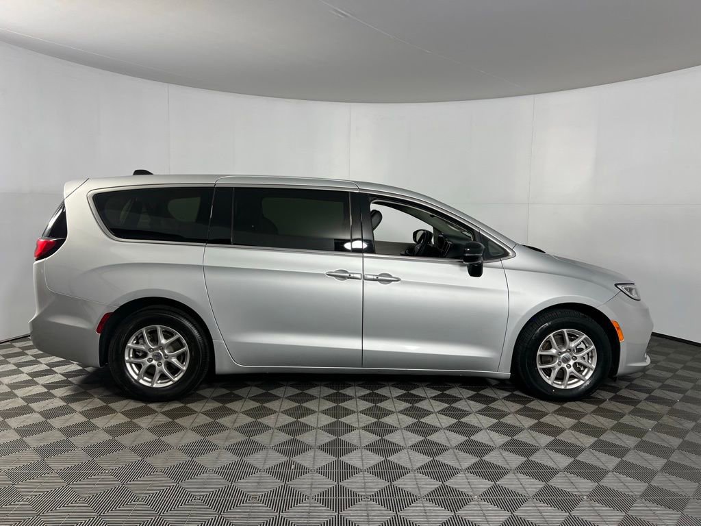 Used 2024 Chrysler Pacifica Touring-L image 5