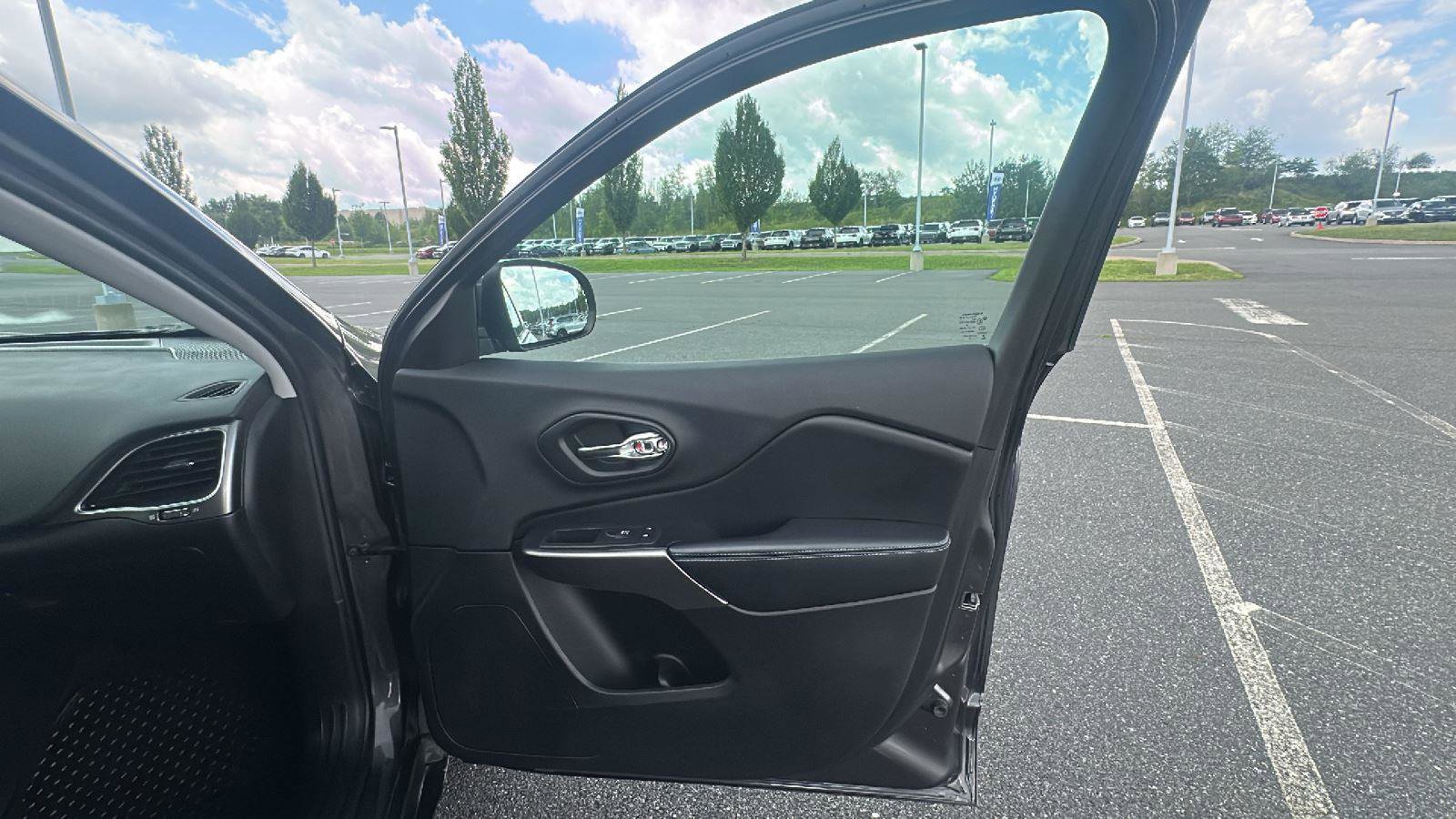 Used 2019 Jeep Cherokee Latitude Plus w/ Comfort/Convenience Group image 18