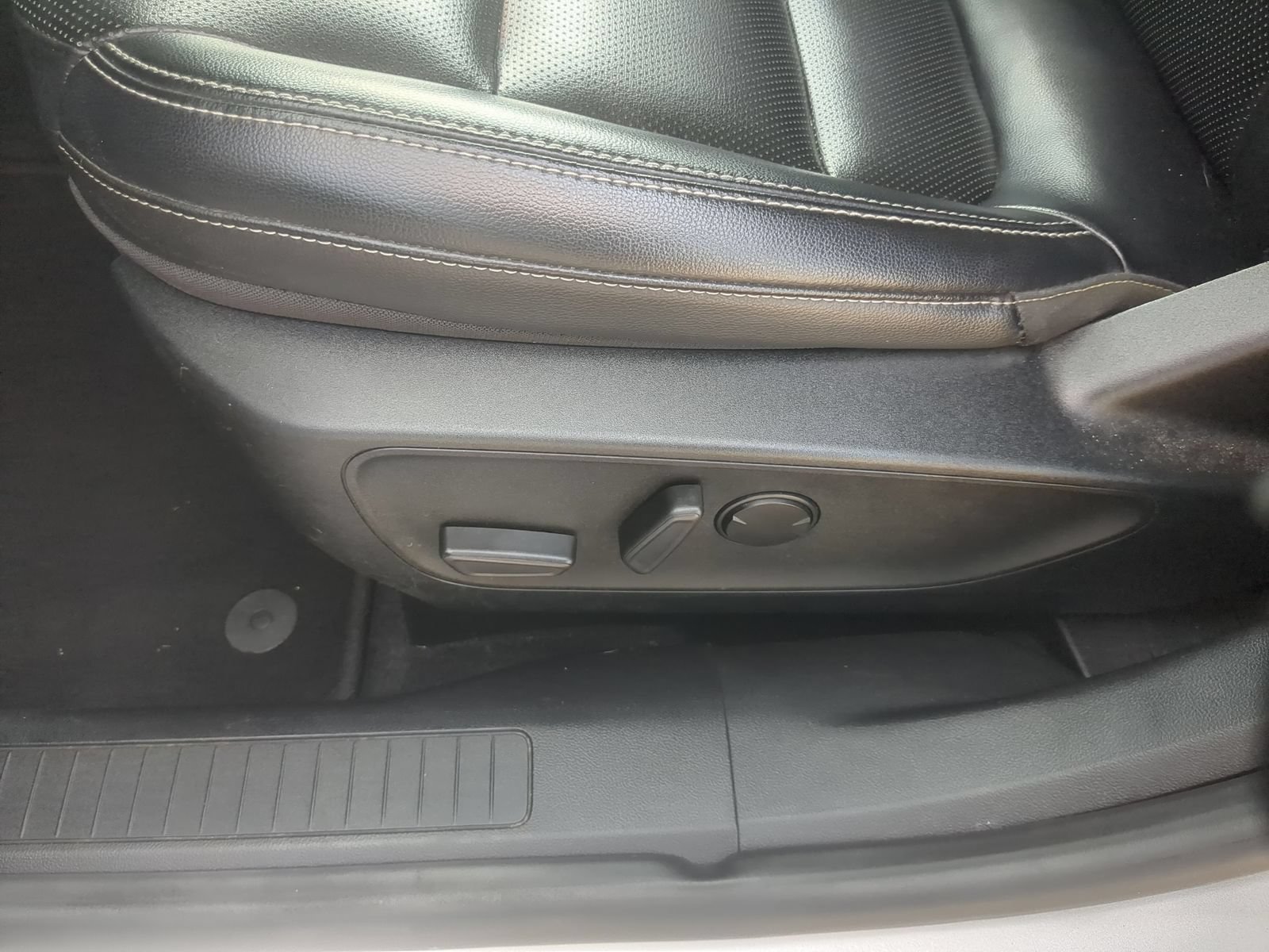 Used 2020 Ford Escape SEL FWD image 14
