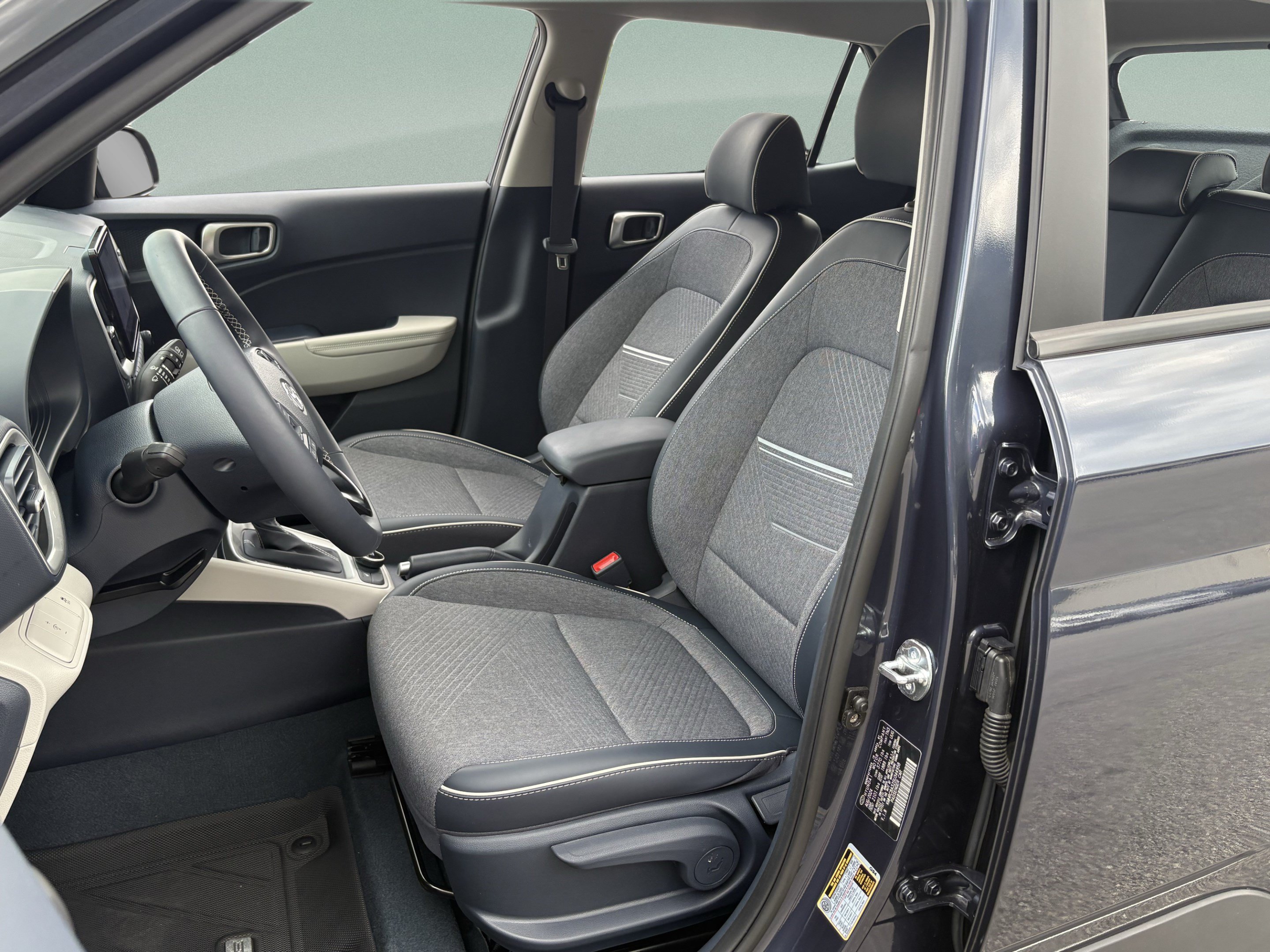 Certified 2025 Hyundai Venue Limited FWD image 23