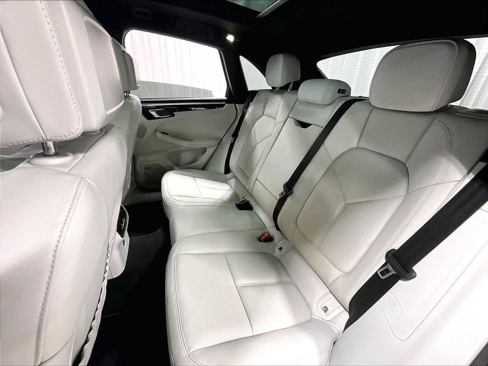 Used 2025 Porsche Macan image 31