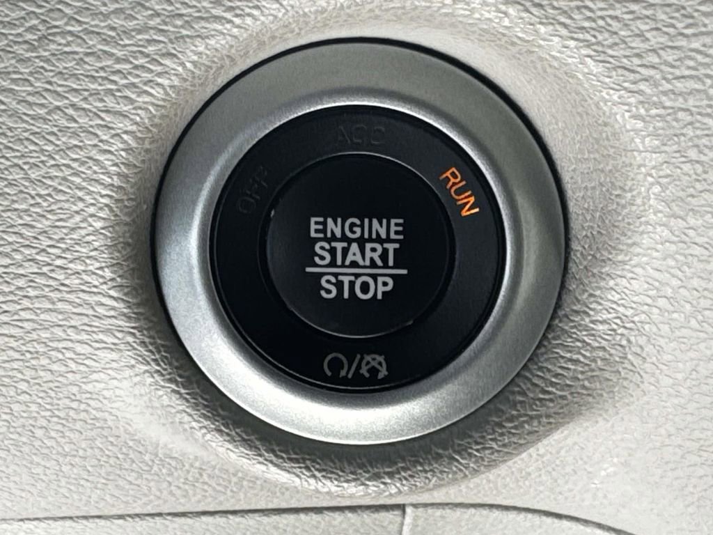 Used 2018 Chrysler Pacifica Touring-L FWD image 16