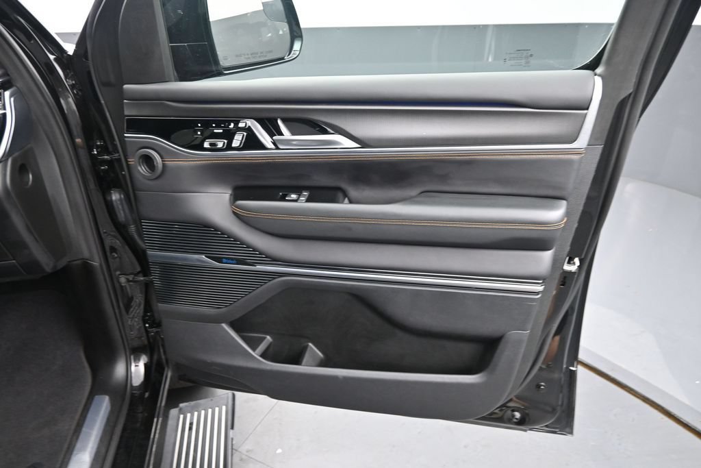 Used 2025 Jeep Grand Wagoneer Series III w/ Rear Seat Video Group 1 AWD/4WD image 12