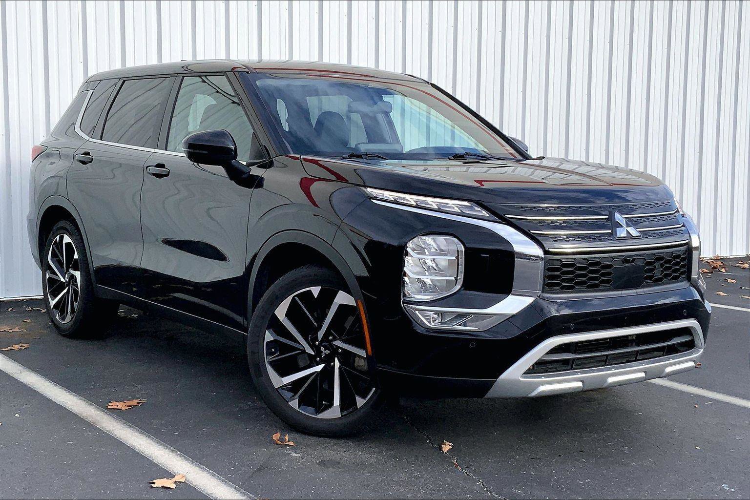 Used 2024 Mitsubishi Outlander SE image 2