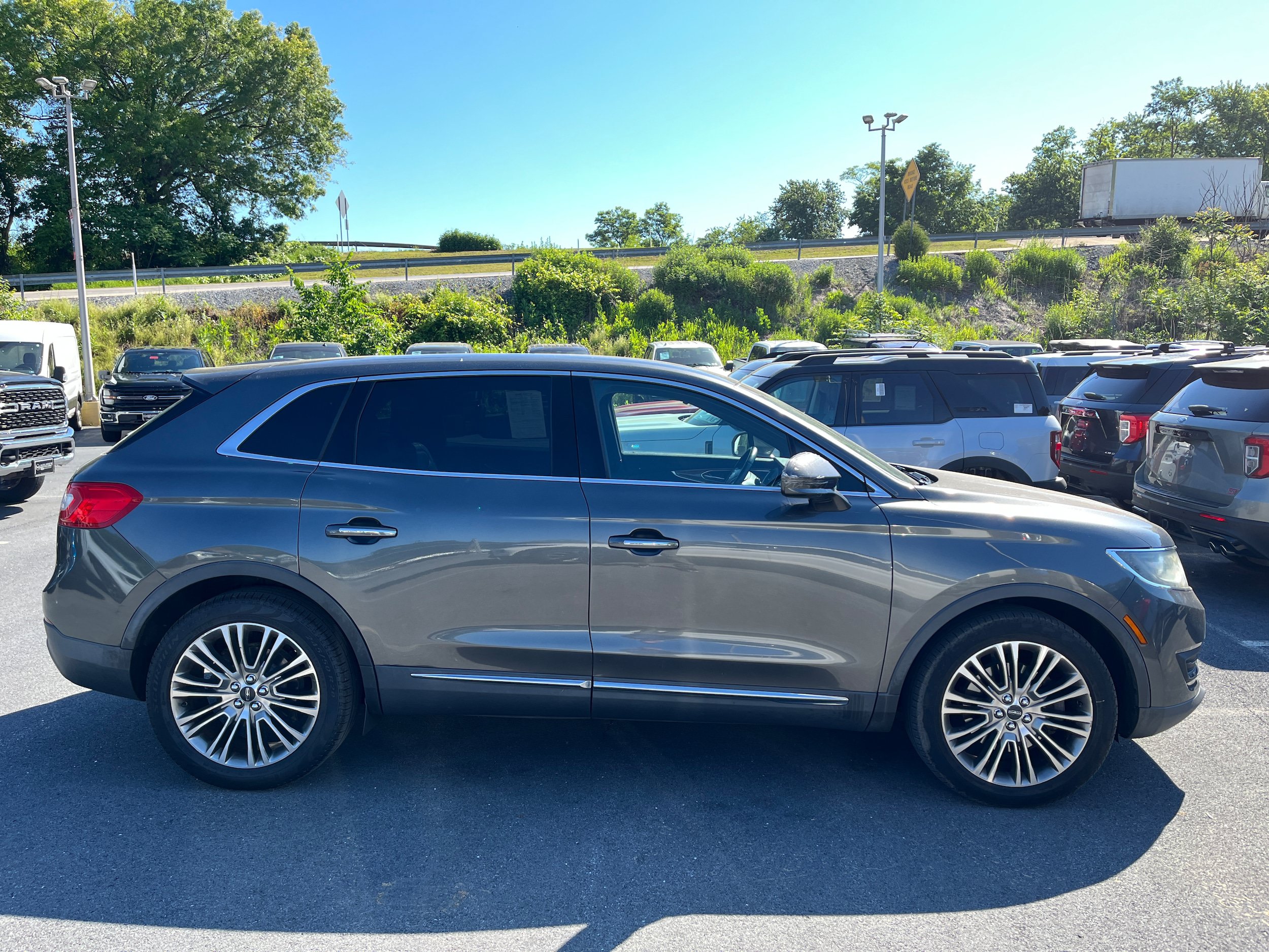 Used 2017 Lincoln MKX Reserve AWD/4WD image 4