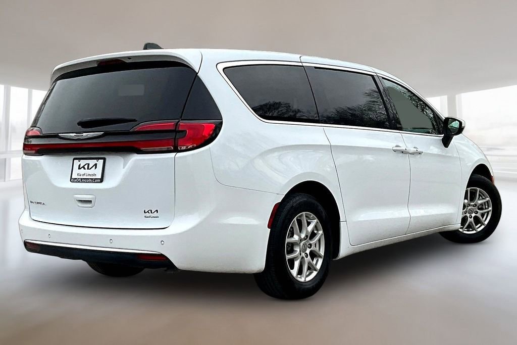 Used 2023 Chrysler Pacifica Touring-L image 6