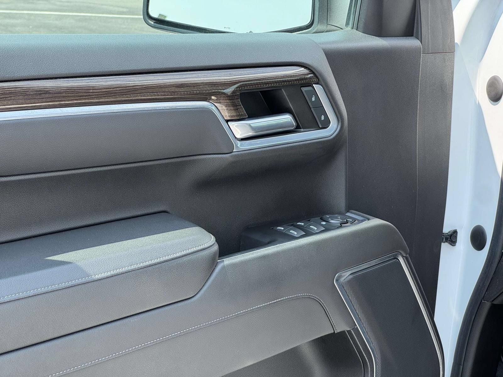 Used 2022 Chevrolet Silverado 1500 LT w/ Z71 Off-Road Package AWD/4WD image 19