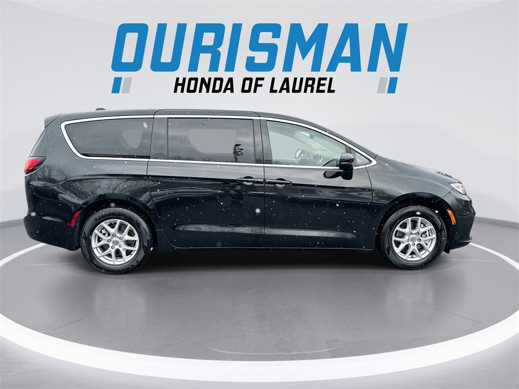 Used 2023 Chrysler Pacifica Touring-L image 9