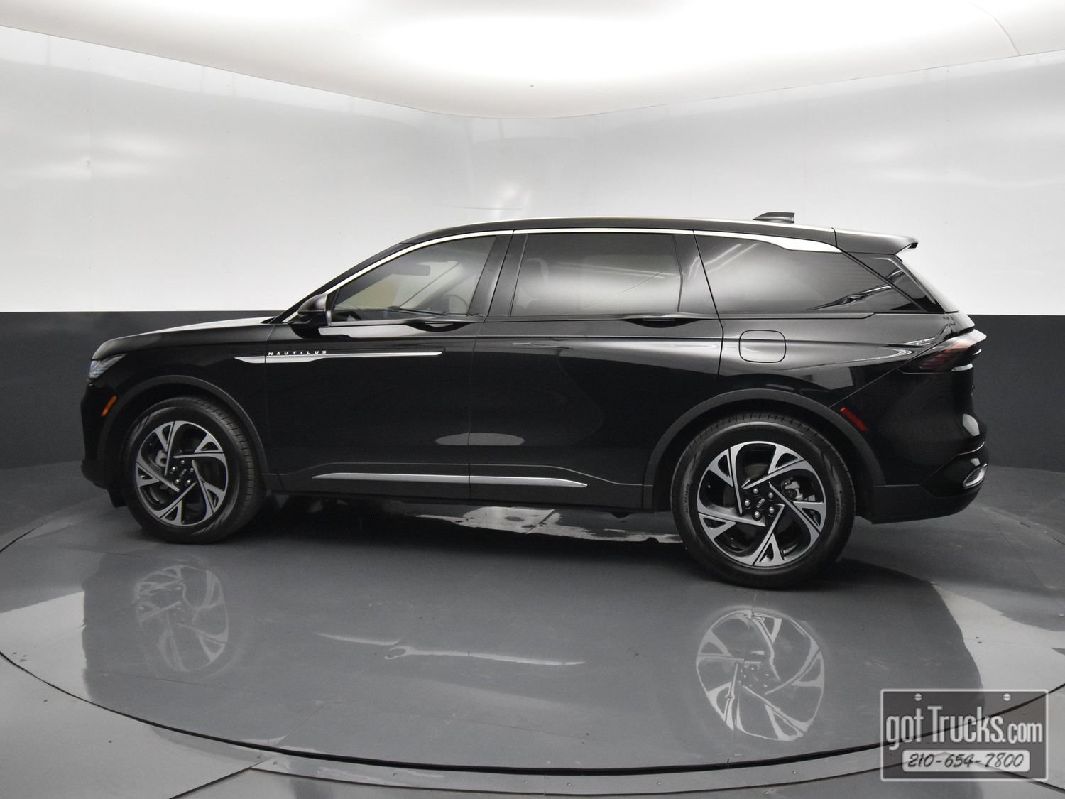 Used 2025 Lincoln Nautilus Premier AWD/4WD image 3