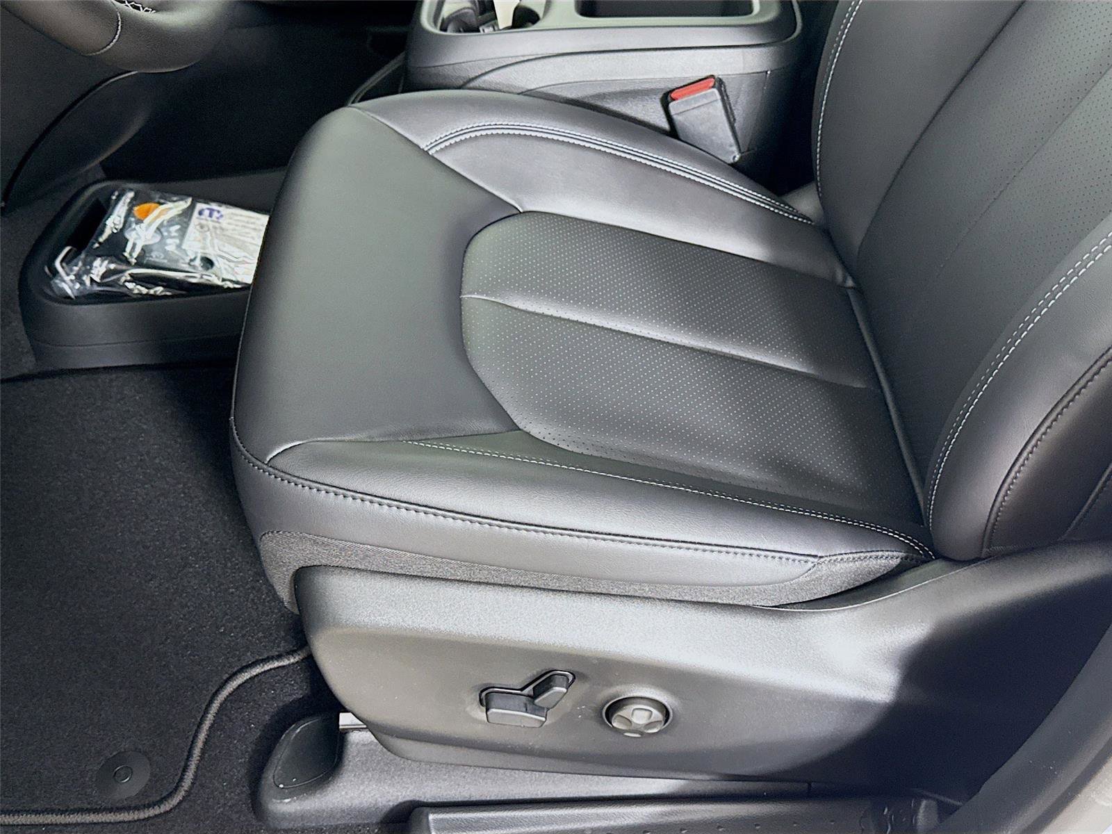 New 2026 Chrysler Pacifica Select image 21