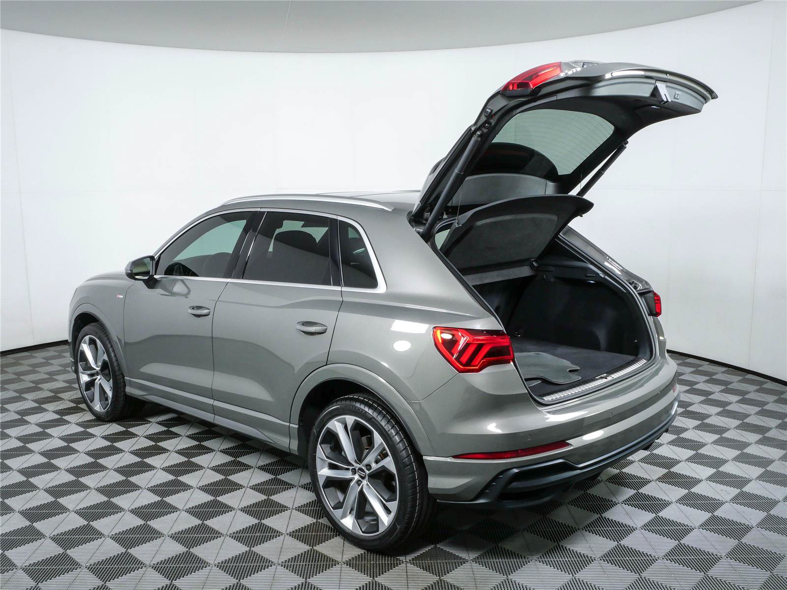 Used 2019 Audi Q3 2.0T Premium Plus w/ Premium Plus Package AWD/4WD image 34