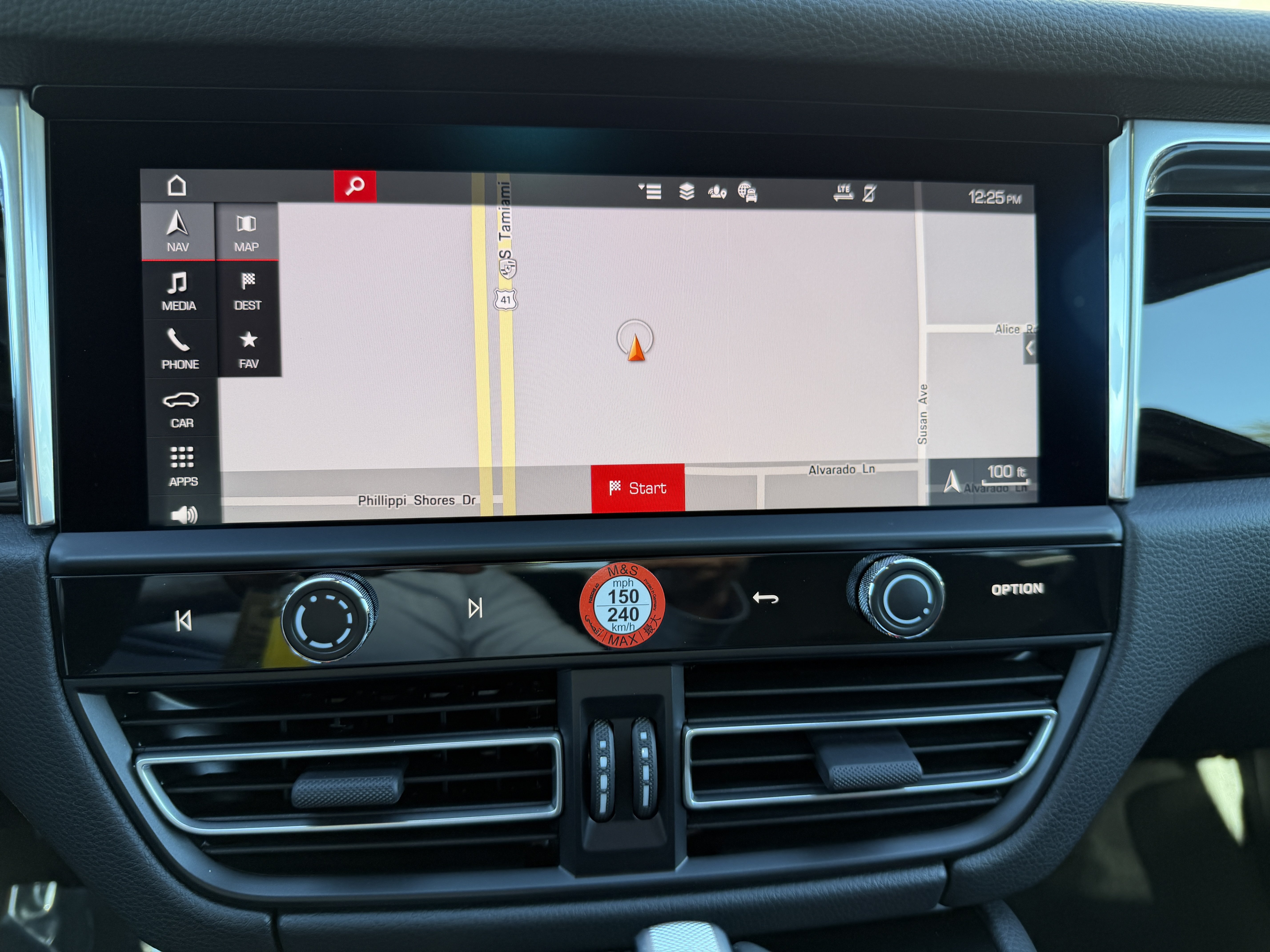 Certified 2025 Porsche Macan AWD/4WD image 24