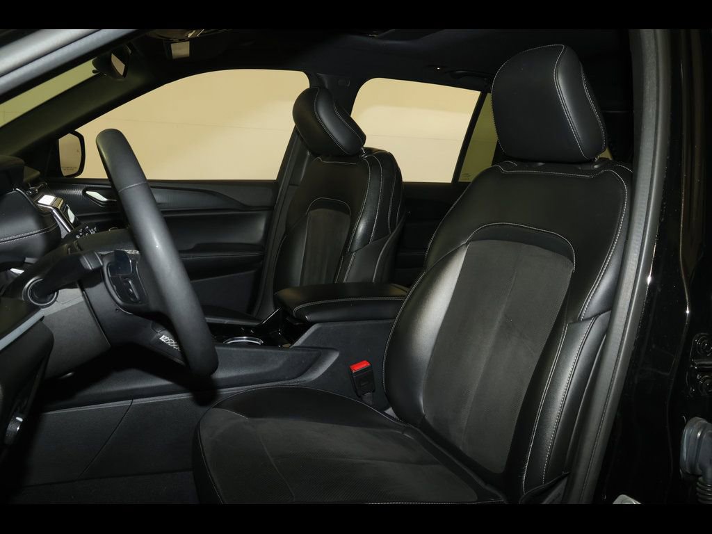 Used 2023 Jeep Grand Cherokee Altitude AWD/4WD image 4