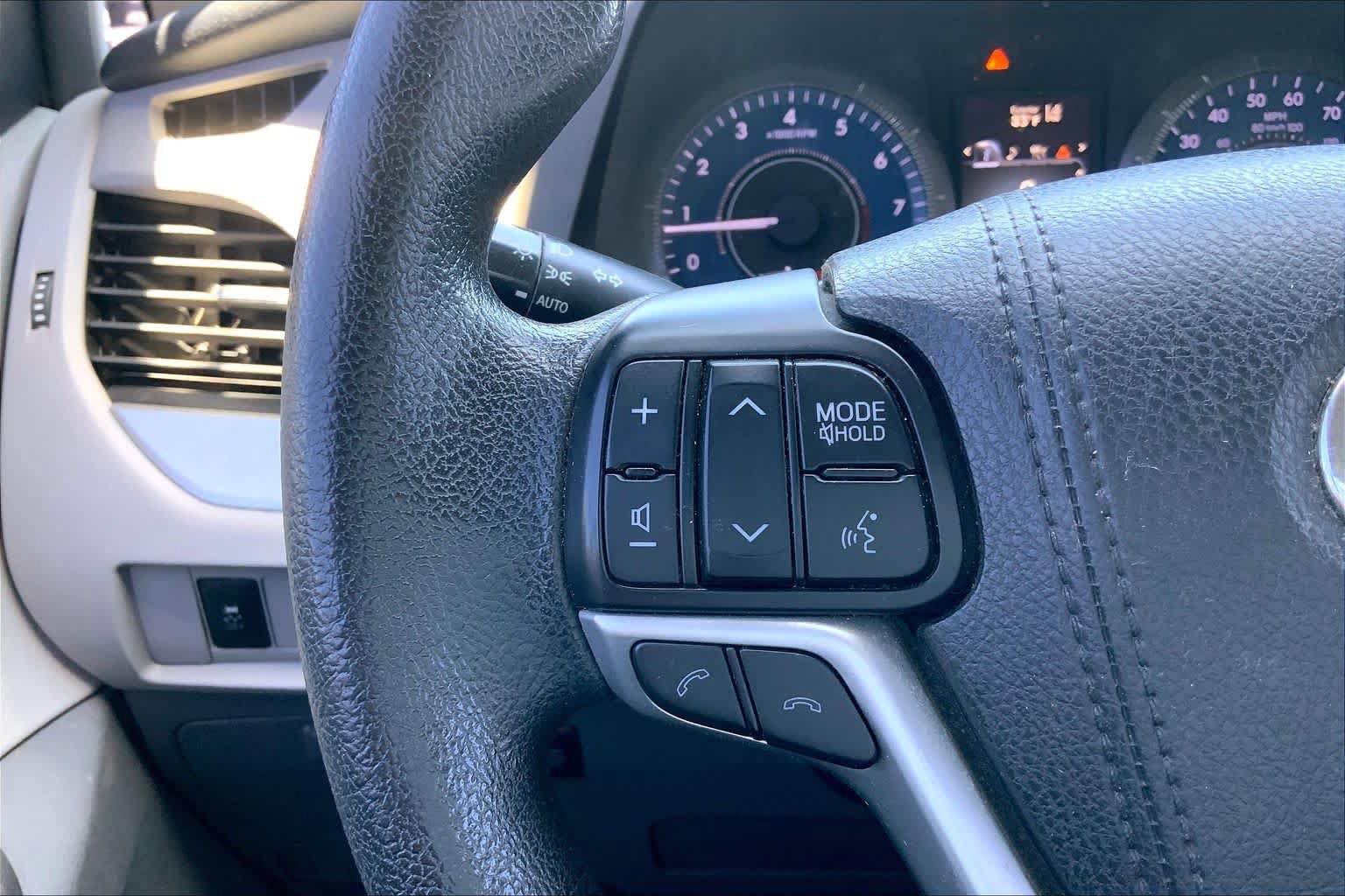 Used 2018 Toyota Sienna LE w/ Carpet Mat Package FWD image 23
