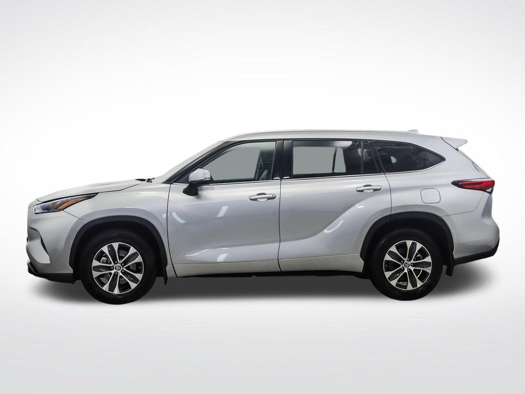 Used 2022 Toyota Highlander XLE AWD/4WD image 2