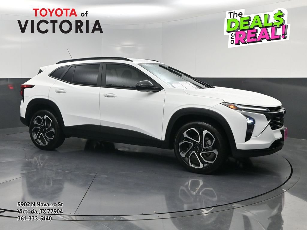 Used 2025 Chevrolet Trax RS FWD image 1