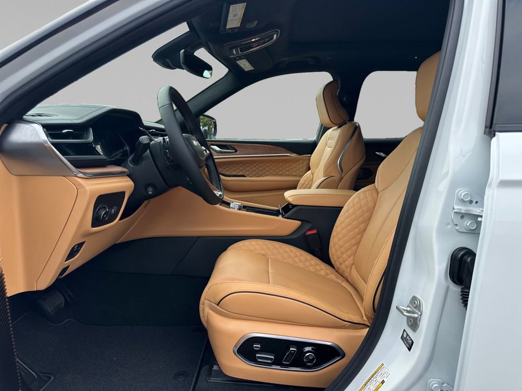 New 2025 Jeep Grand Cherokee Summit image 11
