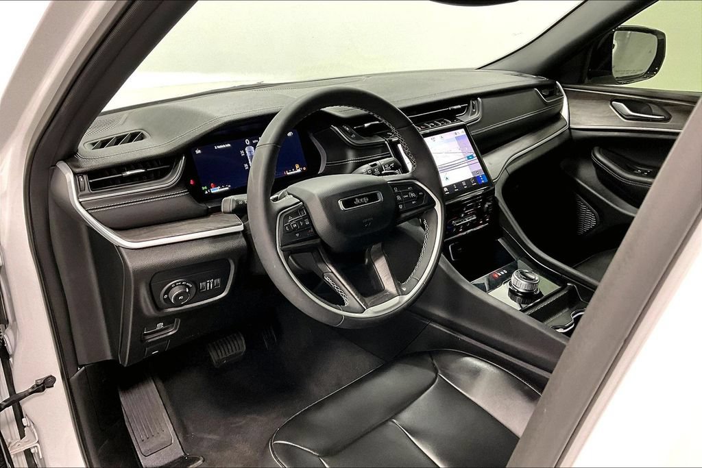 Used 2024 Jeep Grand Cherokee Limited RWD image 16