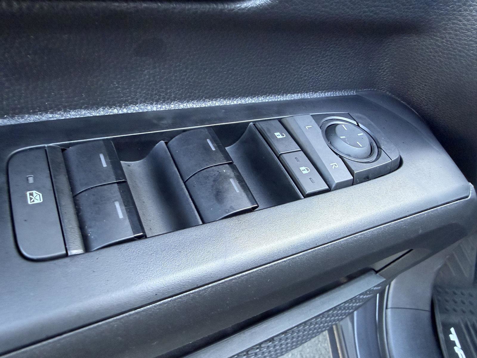 Certified 2025 Toyota Tacoma SR5 AWD/4WD image 18