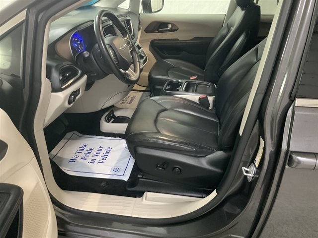 Used 2018 Chrysler Pacifica Touring-L image 13