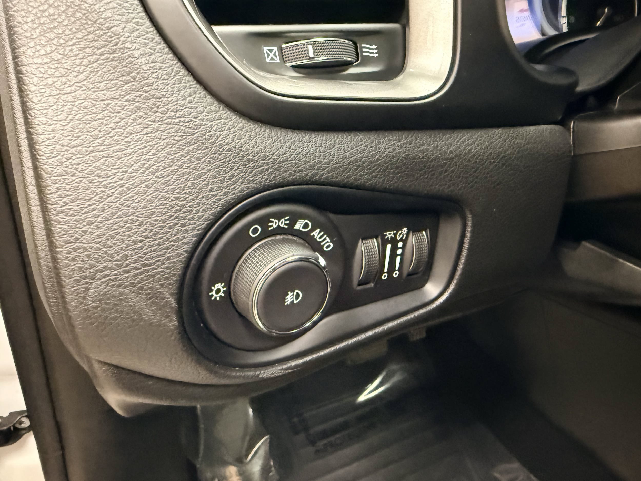 Used 2022 Jeep Renegade Limited w/ Sun, Sound & Wheels Group AWD/4WD image 29