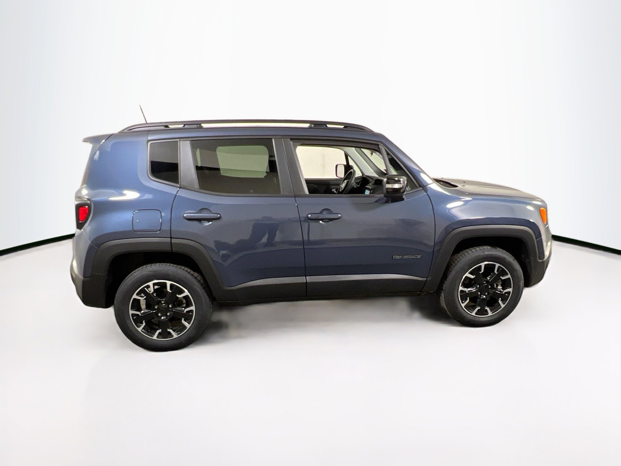 Used 2023 Jeep Renegade Latitude w/ Sun/Sound Group AWD/4WD image 4