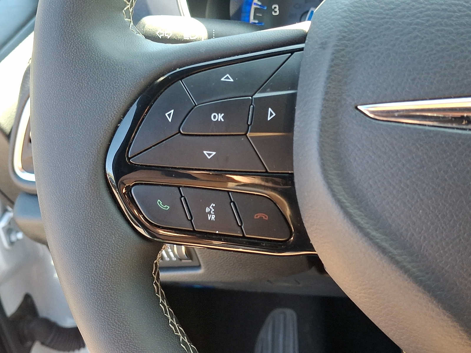 Used 2025 Chrysler Pacifica Limited FWD image 23