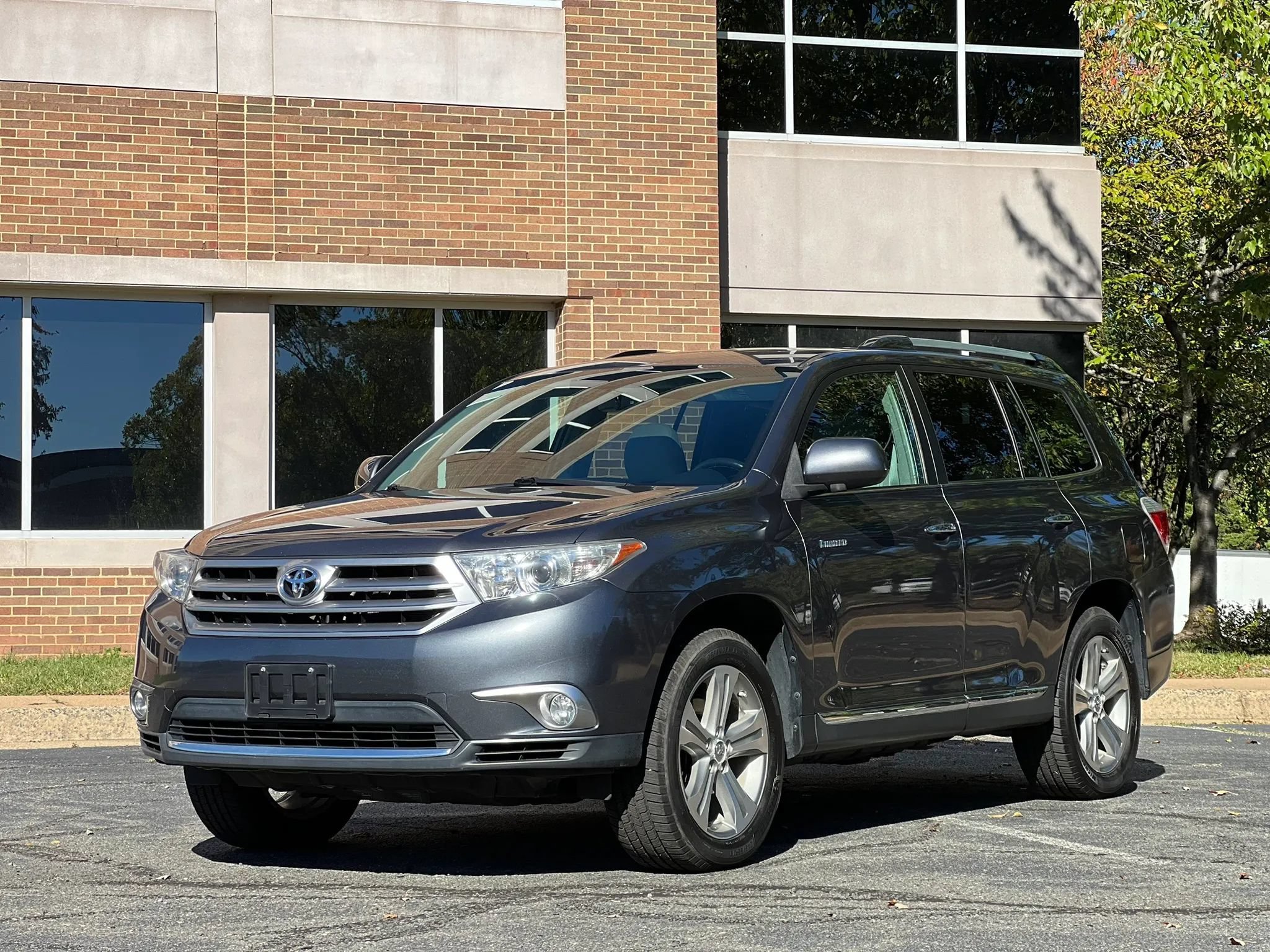 Used 2012 Toyota Highlander Limited w/ Tow Pkg AWD/4WD image 1