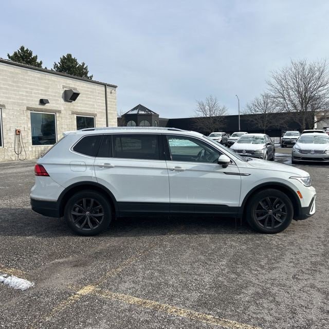 Used 2022 Volkswagen Tiguan SE w/ Panoramic Sunroof Package image 3